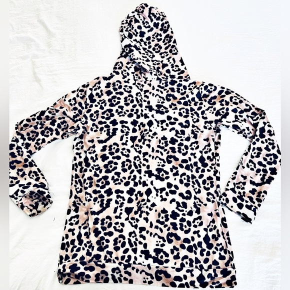 🤎🤍HOODIE~ Long sleeved leopard hoodie tee with kangaroo pocket🤍🤎 - Picture 3 of 6